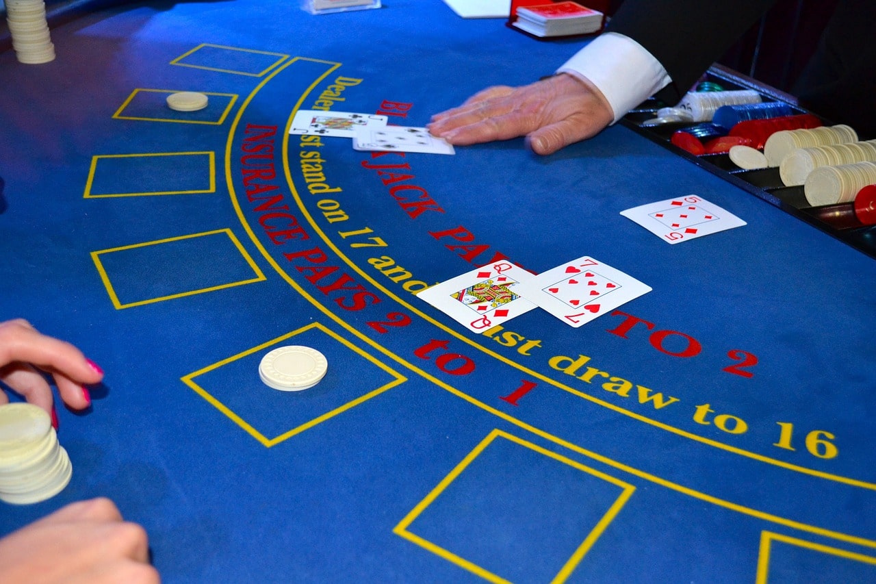Is It Better To Play Blackjack Alone or With Others?