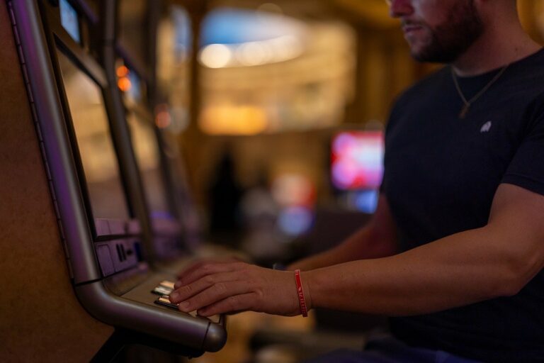 How Are Progressive Jackpots Paid Out By Casinos?