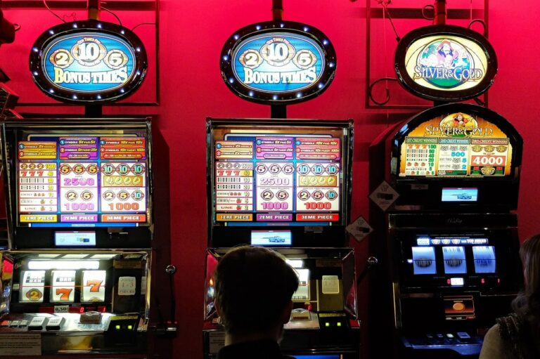 Lurking Slot Machines - Does It Really Work & Is It Legal?